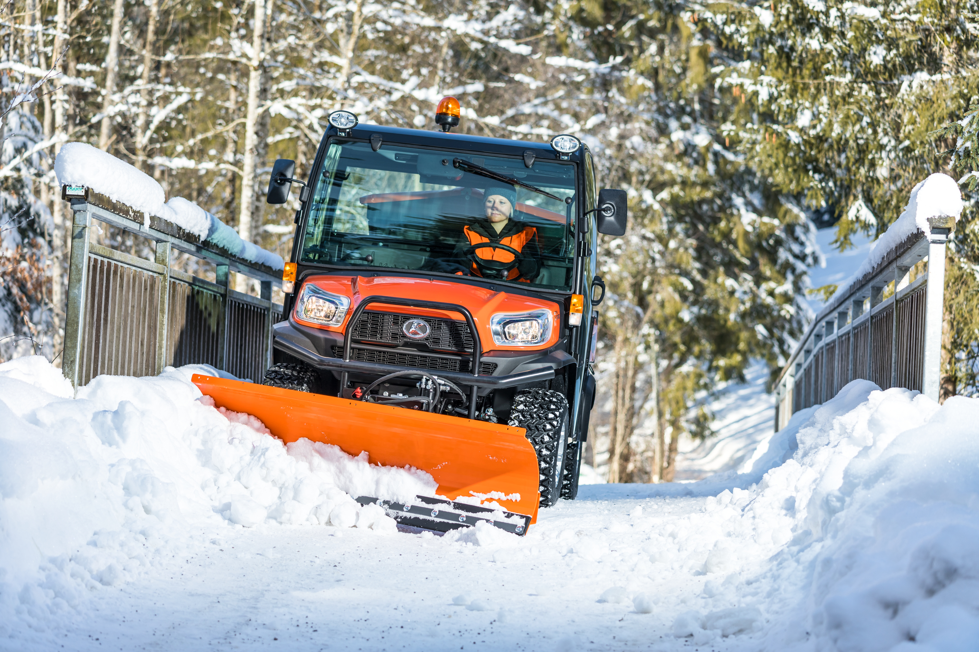 RTVX-1110_Winter_Front_Snowblade_Street (1)